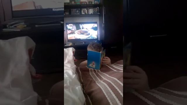 Три поросенка на новый лад. Сашенька читает книжку смотреть онлайн