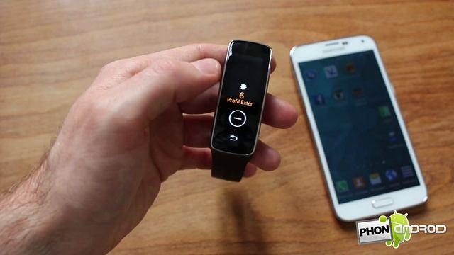 Test du Samsung Gear Fit - par Phonandroid.com смотреть онлайн
