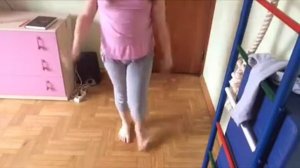 Как сделать стойку на руках возле стенки!)