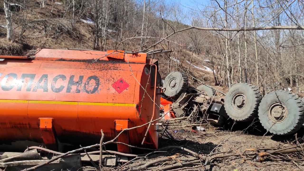 Бензовоз опрокинулся на автотрассе на Сахалине. Водитель погиб на месте от полученных травм