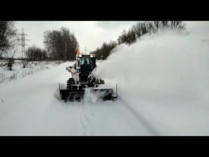 Снегоротор (снегометатель) на мини погрузчик в работе