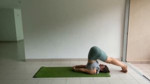 Перевернутые позы Стойка на плечах (березка) Sarvangasana, поза плуга Halasana и компенсация