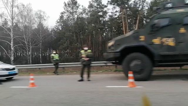 На въезде в Киев бронетехника и бетонный блокпост смотреть онлайн