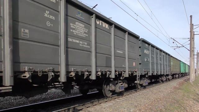 Тепловоз 2ТЭ25КМ-0478 и электровоз ВЛ80С-823/1171 с грузовыми поездами