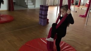 Лиза и первая тренировка Воздушная гимнастика на полотнах