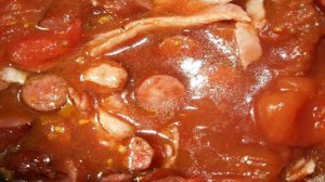 Томатный суп с охотничьими колбасками и беконом