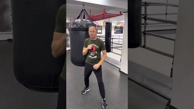 Пробивая удар не концентрируйтесь на резкий возврат руки в исходное положение. Только в цель. смотреть онлайн