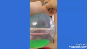 Я надуваю антистресс...