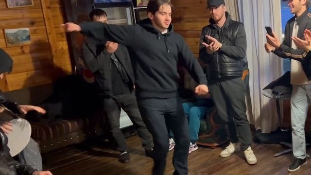Чеченцы танцуют!День рождения Байсангура,вот так отдыхают Чеченцы! #чеченцы #чеченцытанцуют #кавказ