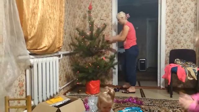 Ёлка. Новогодние игрушки. На Рождество поздравления от мисс Анна и Милана смотреть онлайн