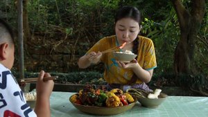 兒子饞排骨了，小雨做玉米燒排骨，鮮嫩多汁，用手拿著啃才過癮！ 【市民朱小雨】