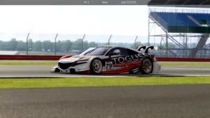 Battle Honda NSX GT500 '14 vs Nissan GT-R GT500 '15 at Silverstone