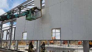 Монтаж сэндвич-панелей при сильном ветре, это возможно!