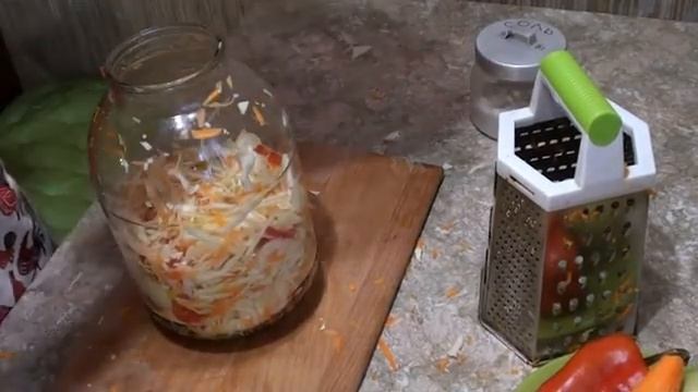 Соленая капуста с болгарским перцем и яблоками от Марии .