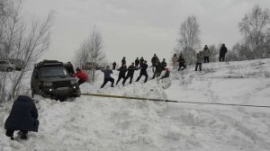 Стащило в кусты, тянем и страхуем паджеро