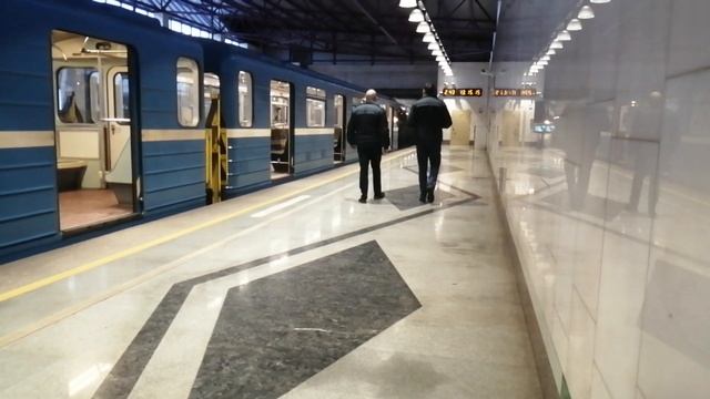 Отправление Номерного с Редким Вагоном Зелёный Салон на Станций Шушары