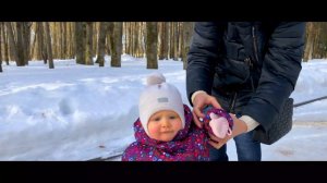 Прогулка в зимнем парке с малышом, в городе Волоколамск. На улице солнечная и теплая погода.