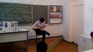 Казах красиво играет на домбре