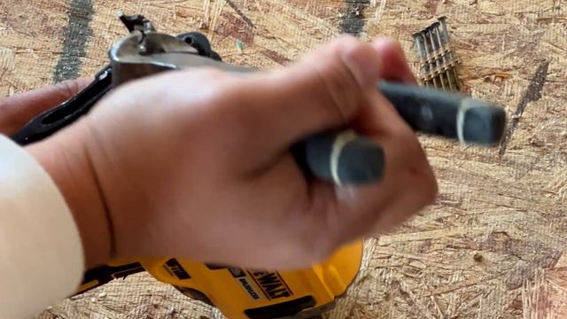 aquien mas le pasa esto con la pistola de clavos dewalt смотреть онлайн