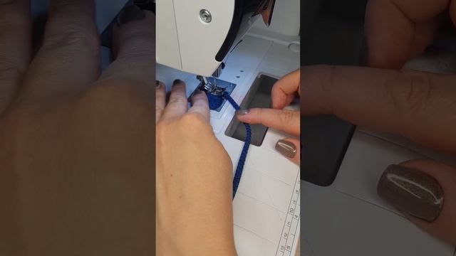 Шью салфетку из шнура для декора стола.