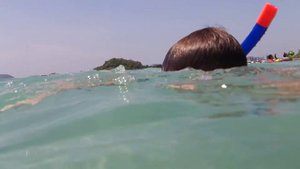 Артём плавает в маске