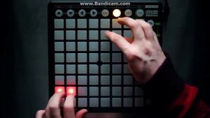 играет на Drum машине (Skrillex)