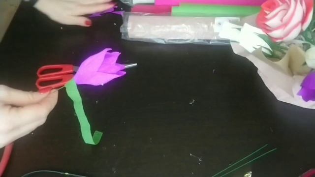 Идея подарка. Букет из конфет. Цюльпаны из гофрированной бумаги DIY смотреть онлайн