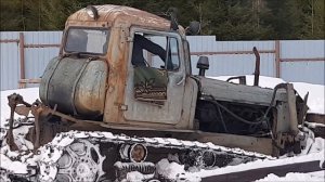 ДТ 75 чистит снег весной