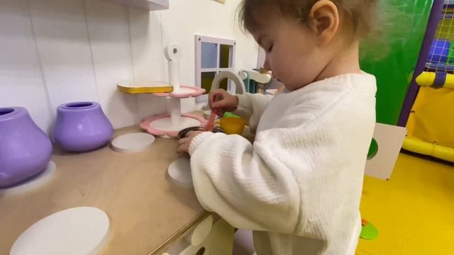 Ульяша в игровом центре.