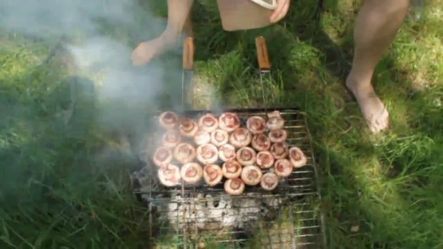 Шампиньоны на гриле в винном маринаде