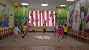 Ритмопластика младшая группа. "Солнышко" Танец с лентами.