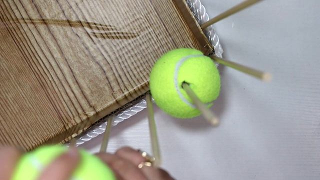 DIY - КАК СДЕЛАТЬ ЛЕЖАК ДЛЯ СОБАКИ ИЗ КАРТОНА И ТЕННИСНЫХ МЯЧИКОВ !