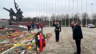 Посол России в Латвии возлагает цветы к памятнику Освободителям Риги 9 Мая