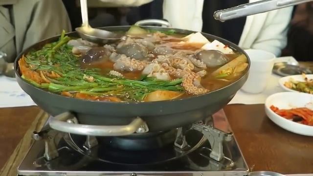 Блюда из живого осьминога Японская кухня