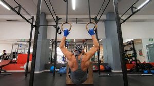 Подтягивания на кольцах на разных уровнях.