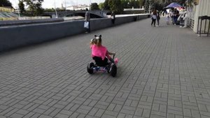 Катя на гироскутере с сиденьем