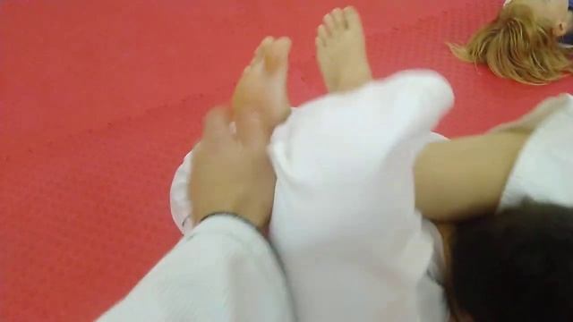 Удушение Треугольник ногами.