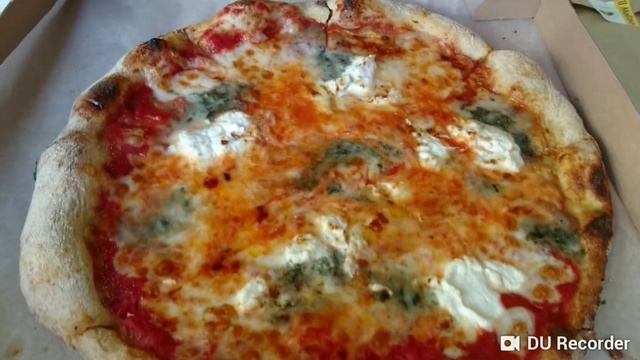 Сырная пицца из Il molino. 4 сыра! Обалденно вкусно! Отлично пропеченный корж! Обзор пиццы il molin смотреть онлайн