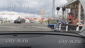 Дежурный на переезде гонит всех под шлагбаум