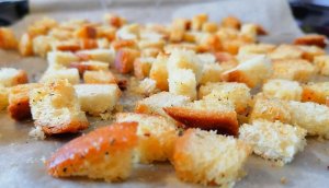 Сухарики из хлеба в духовке для супов и салатов, к пиву и просто так.