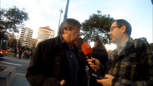 Manifestacion frente oficinas centrales de La Caixa en Diagonal Barcelona смотреть онлайн