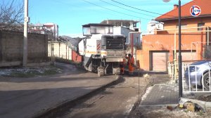 Грунтовую дорогу на улице Восточной закатывают в асфальт