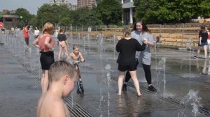 Девушки, лето, фонтан и мокрые радости ! :-) / Girls, summer, fountain and wet joys ! :-)