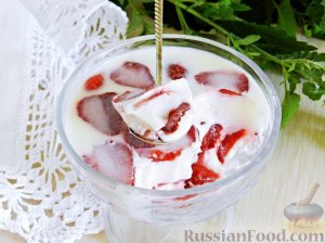 Клубника со сливками - десертная классика.
СЛИВОЧНОЕ ЖЕЛЕ С КЛУБНИКОЙ