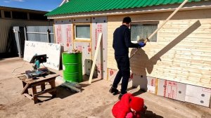 Утеплил баню пеноплексом, обшил евровагонкой и всё это покрасил краскопультом
