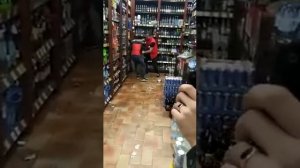 Герой в Магазине "Красное белое"
