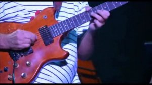 Гитарист Пэт Мэтини.