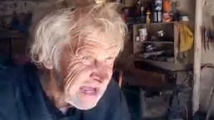 Дед пилит зуб напильником
