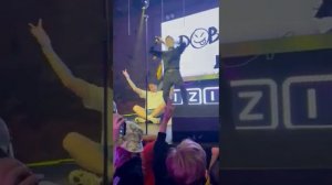 Это тумка на своей фан встречи поет свою песню: не теряйся