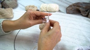 Узор мережка из вытянутых петель. Вяжем ажурный джемпер мережкой. Как связать летнюю кофту спицами?